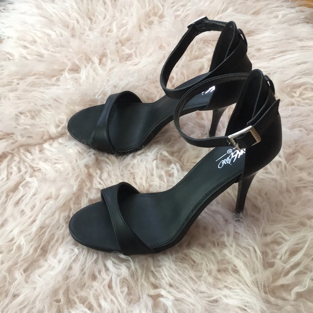 Black heels size 7.5